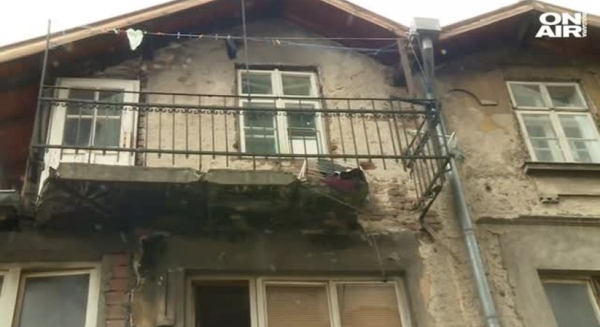 Жена полетя от третия етаж след срутване на тераса в София