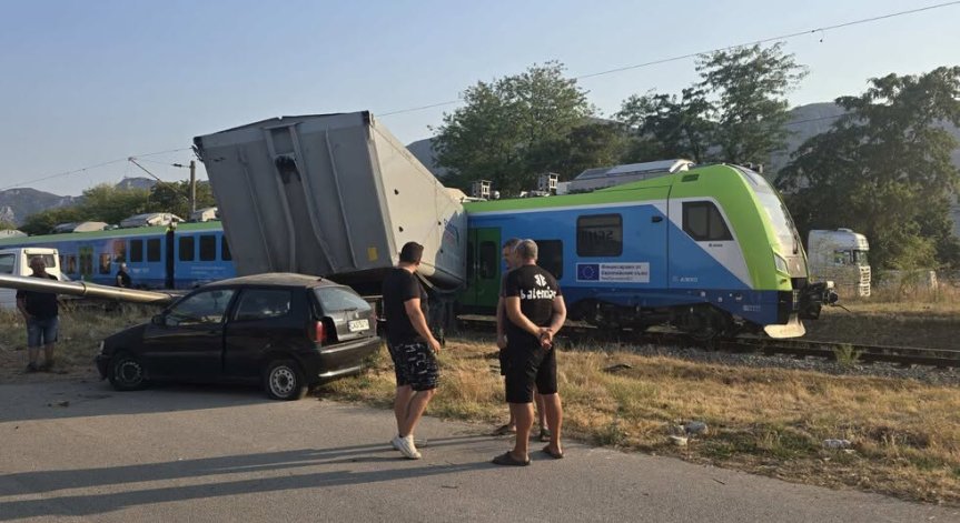 Влак с пътници се сблъска с камион на прелез край Враца