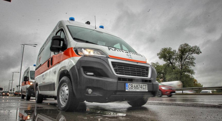 Дете пострада при катастрофа между два автомобила в София, единият бил учебен