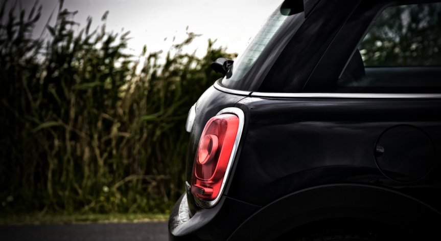 Защо черните коли са магнит за инциденти