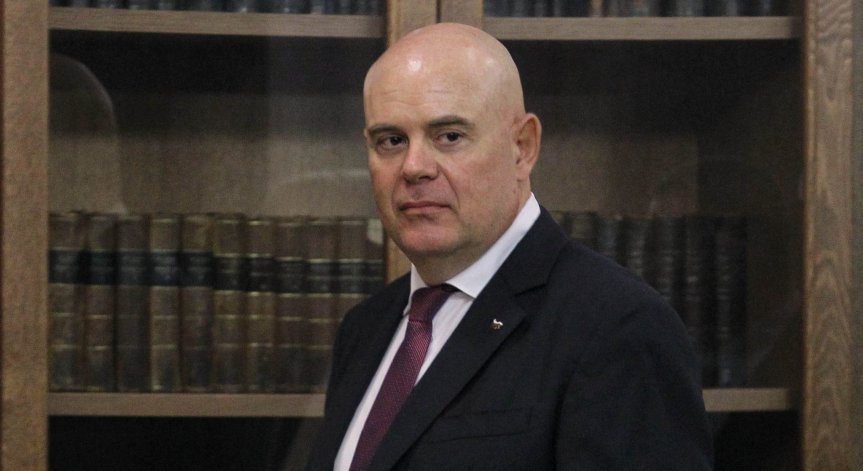 КС решава дали е допустимо питането на Гешев за правомощията на ВСС