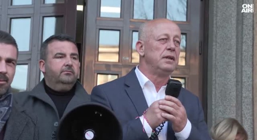 Протестите около делото този път останаха символични.