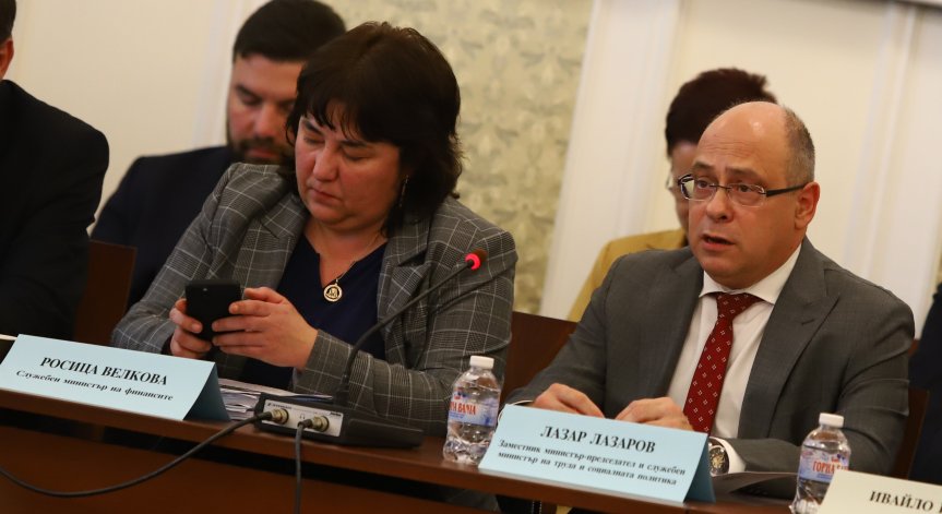 Правителство, бизнес и синдикати обсъждат нов размер на минималната работна заплата