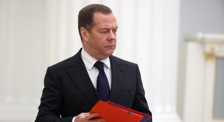 Медведев за новия шеф на украинската армия: Мразя го, земята да гори под краката му