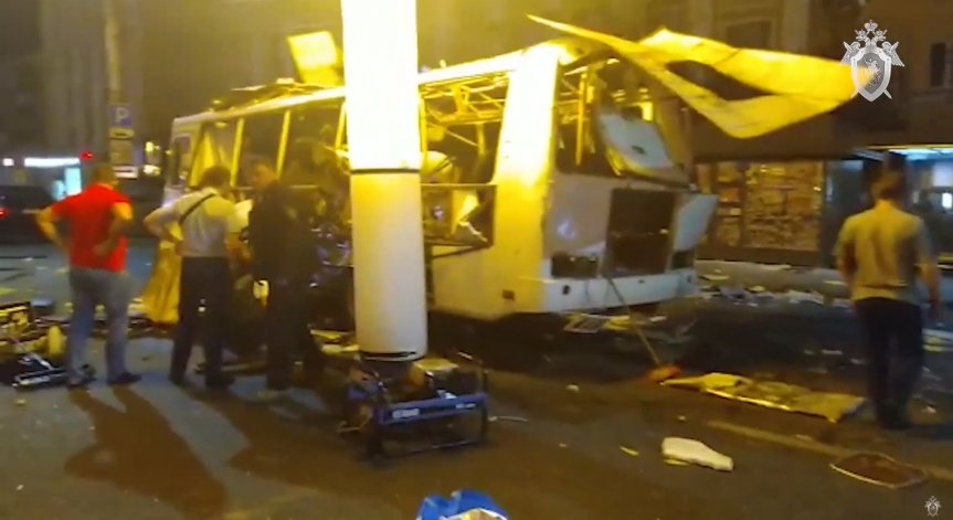 Двама загинали и 18 ранени при взрив на автобус в Русия