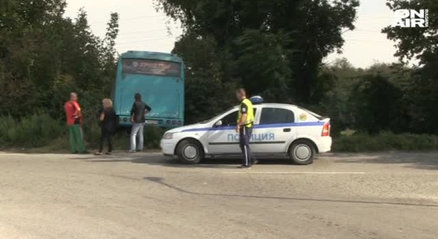 Автобус излезе от пътя Русе - Бяла, жена е със счупен крак