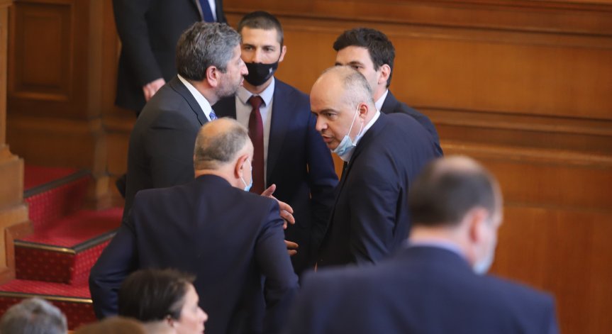 ДБ поиска България да даде оръжия на Украйна, БСП: Това ще ни вкара във войната