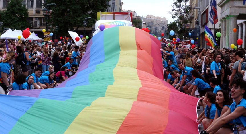 Гръцкото правителство остави без коментар позицията на Църквата за еднополовите двойки