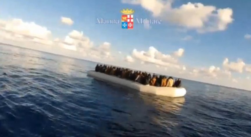 Италиански военен кораб спаси 100 души пред Либия