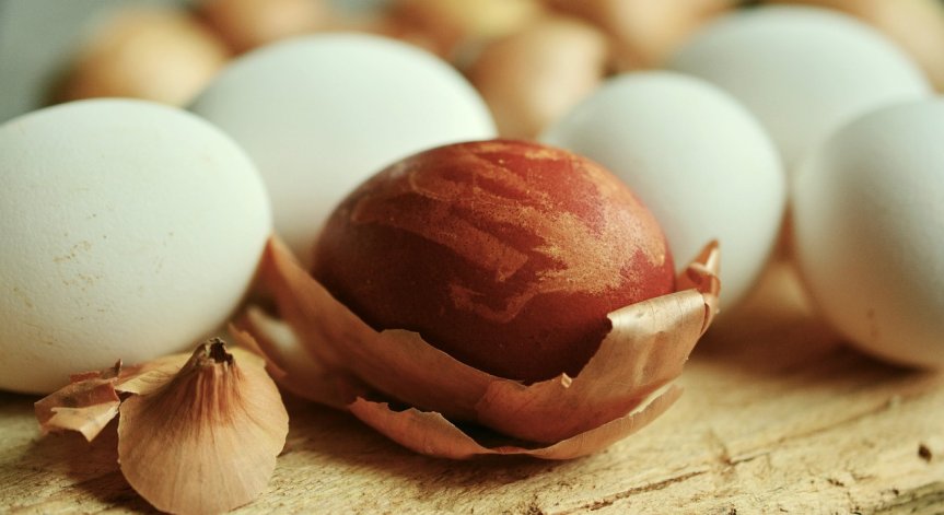 Красива идея за великденски яйца оцветени с лучени люспи