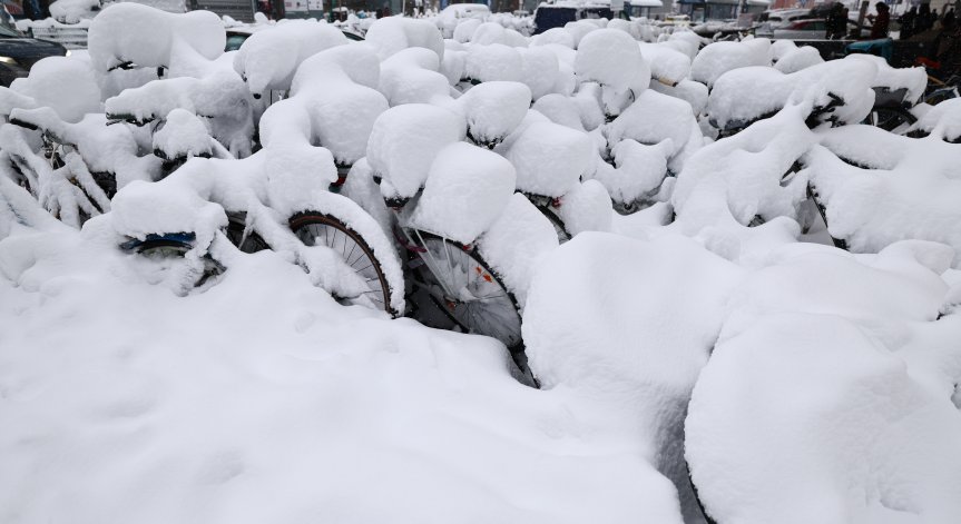 Тежестта на снега наклони самолет на летище в Германия