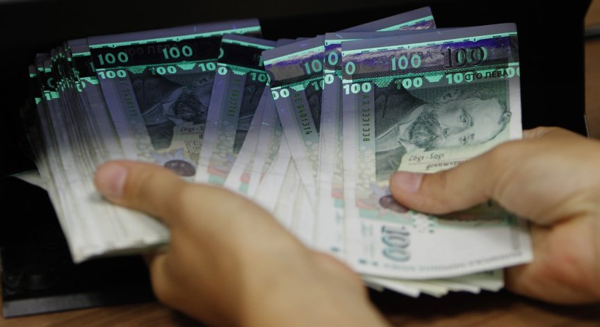 2443 лв. е средната работна заплата за страната през първото тримесечие