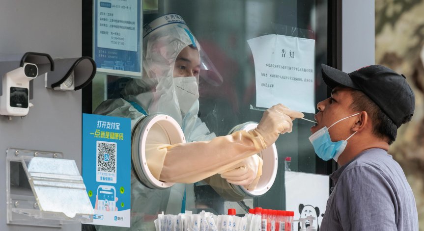 Огромно недоволство в китайски мегаполис заради локдауна, хората едвам оцеляват