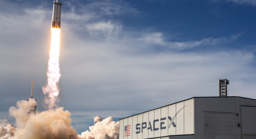 С повече от 24 часа SpaceX отлага старта на мисията.