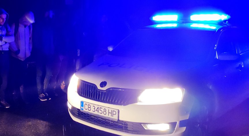 Хванаха двама каналджии с 18 мигранти в местност между Нови Искър и с. Владо Тричков