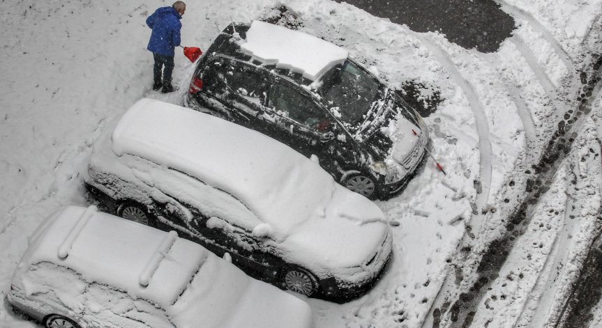КАТ сурваква и за непочистени от сняг коли - какви са глобите?
