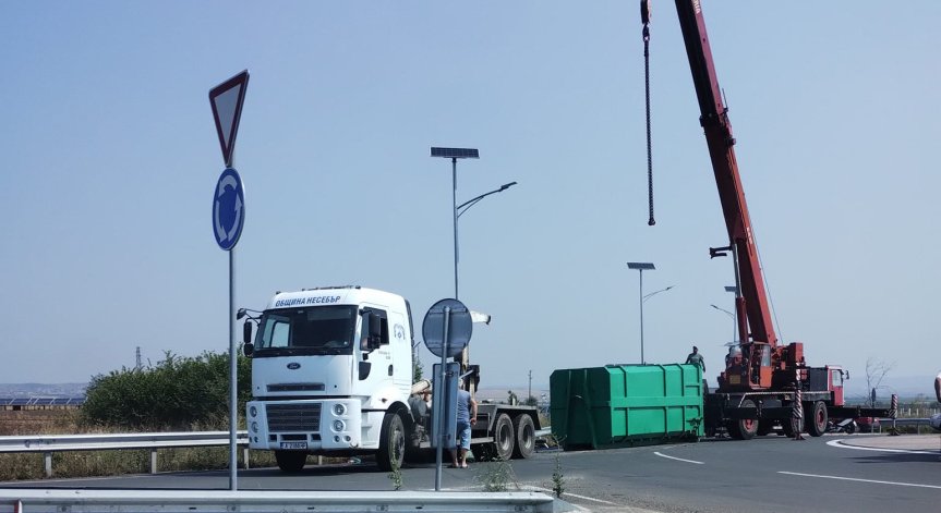 Камион за боклук се обърна на пътя Бургас - Слънчев бряг заради висока скорост