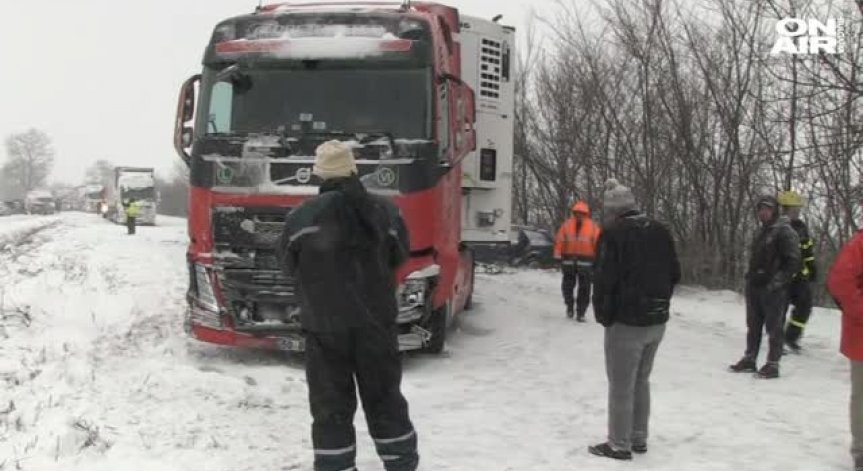 Жена продължава да е с опасност за живота след верижно ПТП вчера