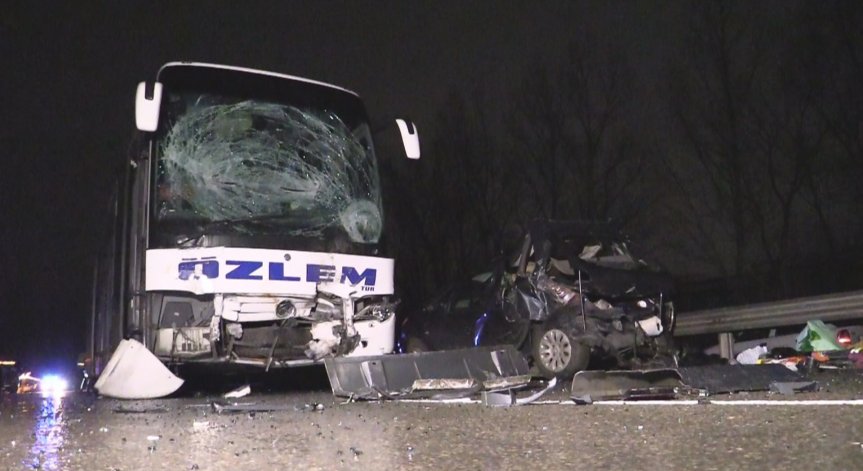 Автобус с турска регистрация премаза мъж и жена край Бургас