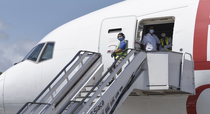 Авиокомпании няма да задължават пътниците да носят маски