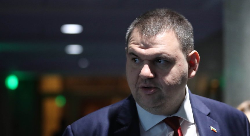 Пеевски към управляващите: Престанете с ултиматумите, политиката не е детска игра