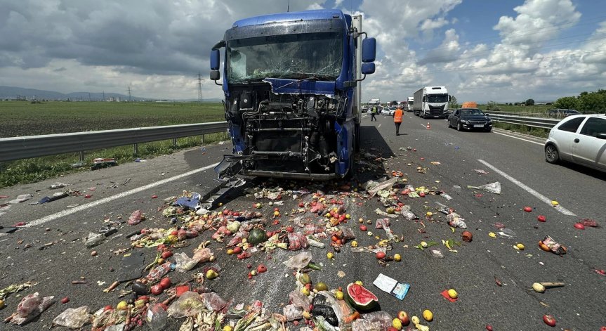 Румънски ТИР блъсна кола и камион със смет на Северната тангента