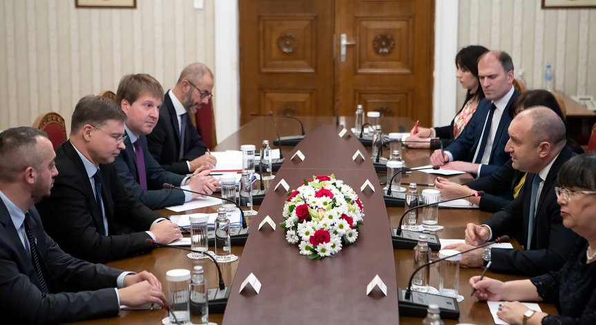 Радев поиска мерки за минимизиране на риска от ръст на цените