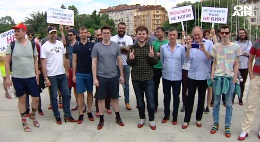 Мъже вървяха с високи токчета като протест срещу насилието над жени