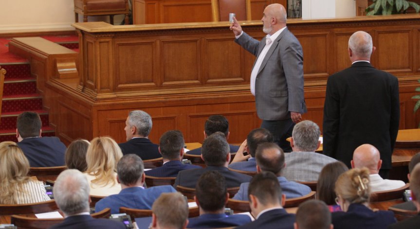 Депутатите обсъждат бъдещето на КПКОНПИ