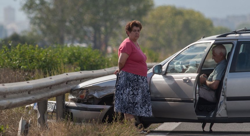 Поредица от катастрофи: Кола падна по таван от 5 метра