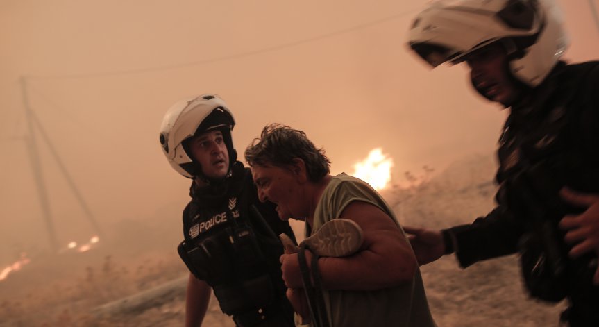 Докато Гърция агонизира в пламъци, подпалвачи палят нови огнища