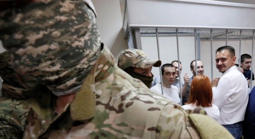 Русия удължи ареста на част от задържаните украински моряци
