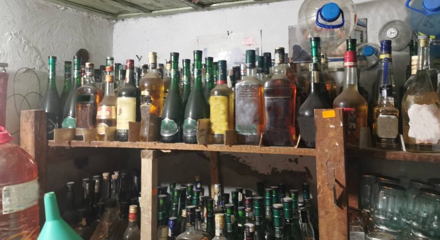 Митничари спипаха над 600 литра нелегален алкохол в частен дом