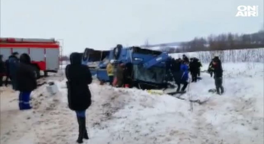 Автобус с деца се преобърна в Русия, 7 души загинаха