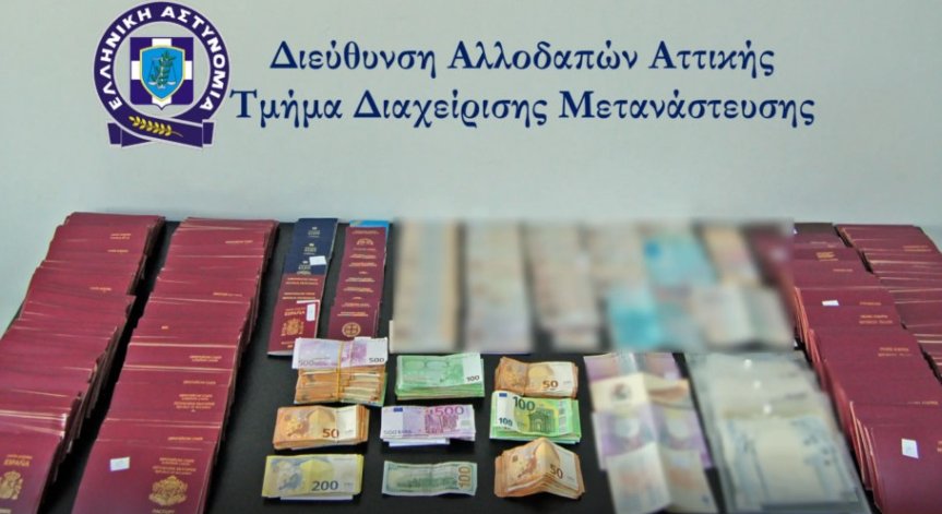 Иззети са множество паспорти и пари.