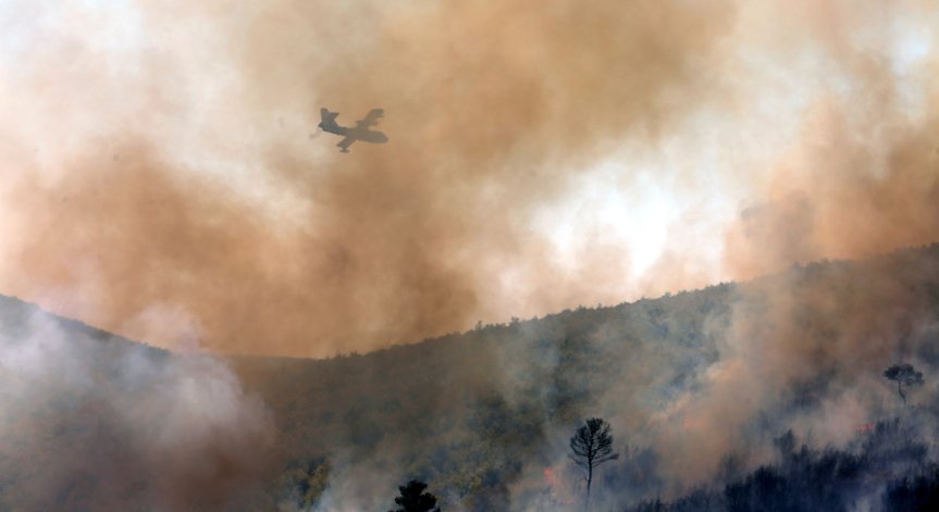 Горят тревни площи близо до хотели в Платаниас, Хания.