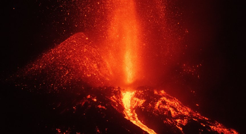 Срути се част от конуса на вулкана в Ла Палма, стичат се нови потоци лава
