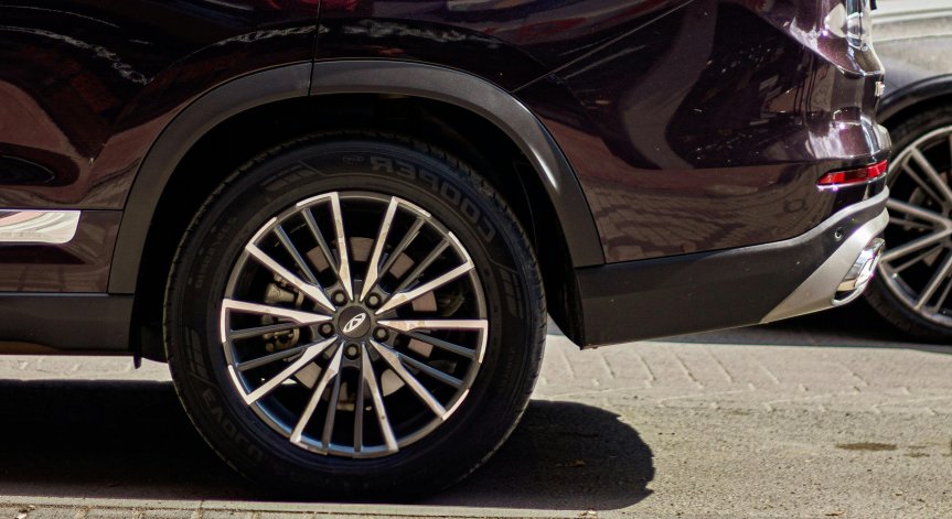 Неправилните ъгли на регулиране на колелата са причината гумите да се износват от едната страна.