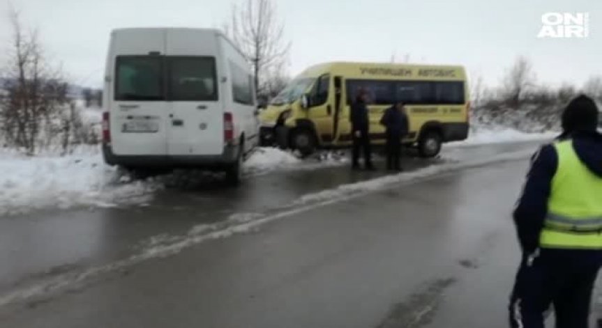 Училищен автобус катастрофира в Русенско, две деца са леко ранени