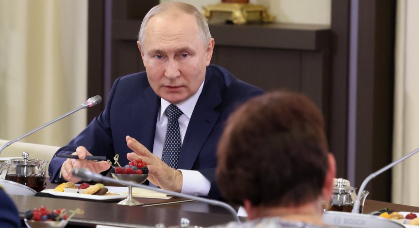 Путин почерпи със сладки майки на убити войници: Не вярвайте на това, което четете (+СНИМКИ)