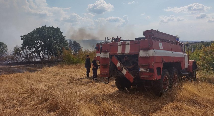 Овладяха два от пожарите в Хасковско, битката по места продължава