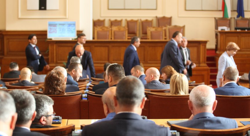 ПП-ДБ решава кой къде ще седи за новата сесия, депутатите решават за Конституцията