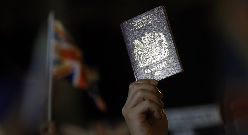 Китай спира да признава британски паспорти за гражданите на Хонг Конг