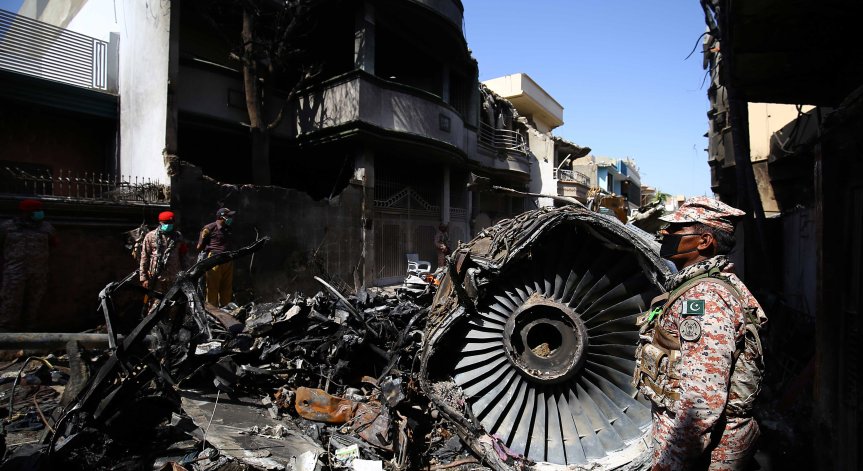 Човешка грешка довела до самолетната катастрофа с 97 жертви в Пакистан