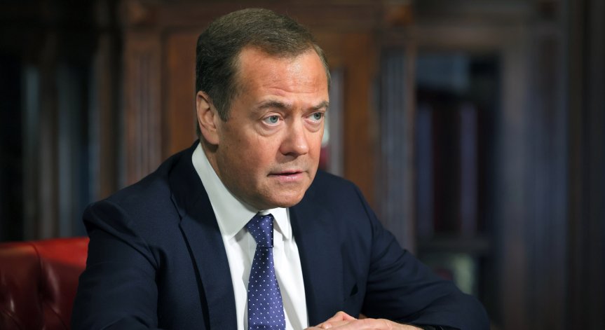 Медведев: Русия преминава през изпитание и ще излезе с чест и победа