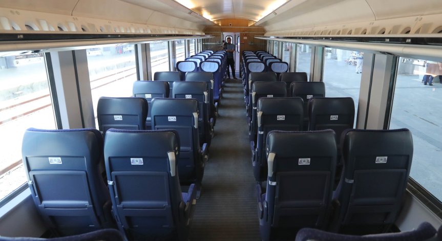 Новите влакове са изцяло климатизирани, с WiFi на борда.