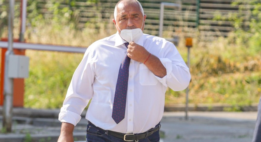 Борисов: Вдигнатите юмруци не са символ на демокрацията