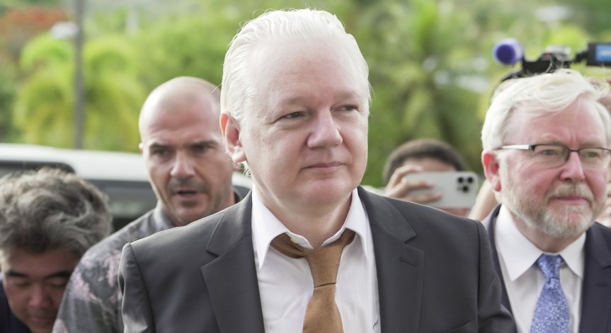 Джулиан Асанж се завръща в родината си