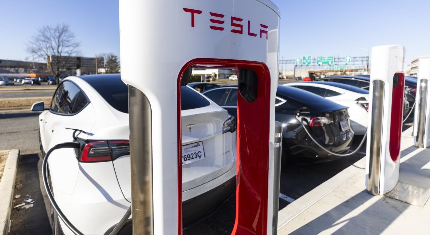 Tesla записа най-лошия си годишен старт, постоянно сваля цените на колите