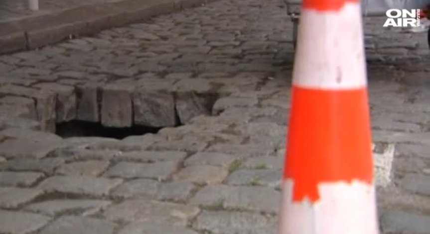 Огромна дупка на пътя се появи пред УАСГ в столицата